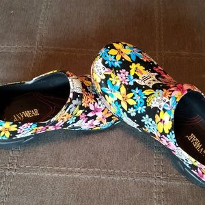 Anywear clogs